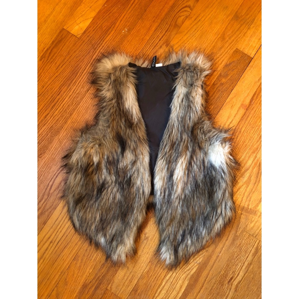 H&M | DIVIDED Cropped Faux Fur Vest Size: 8 UK